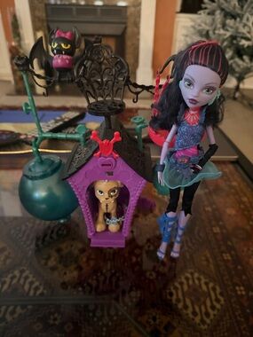 Monster High Jane boolittle and playset (3 pets included)